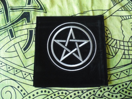 tapis noir pentagramme
